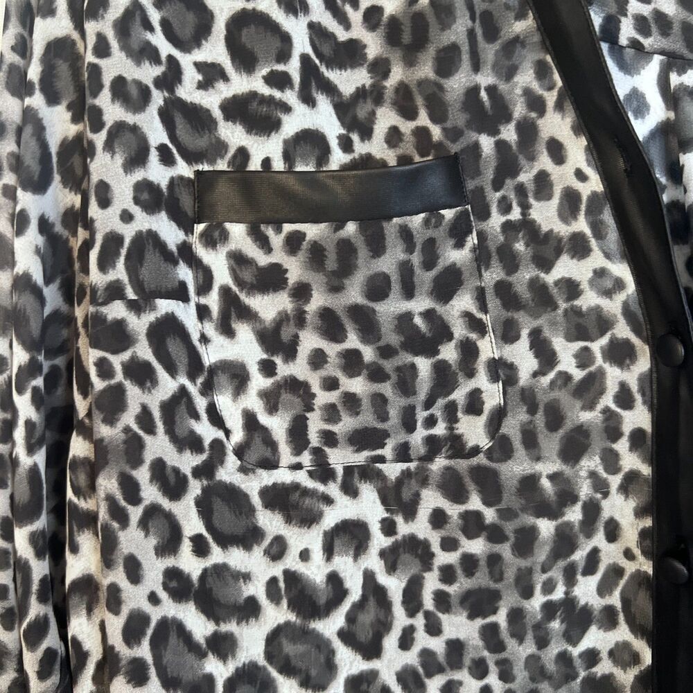 Torrid Studded Neckline Animal Print‎ Blouse Faux Leather Trim Size 0/Large Edgy - Picture 11 of 12